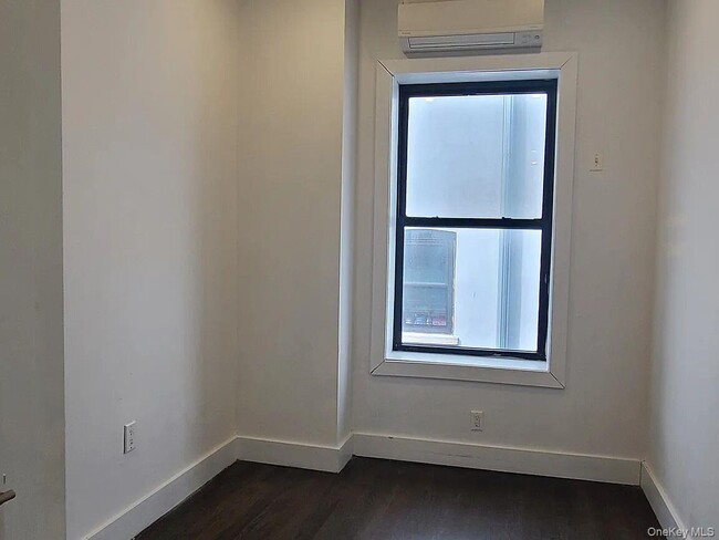 Building Photo - 550 Howard Ave Unit 2R