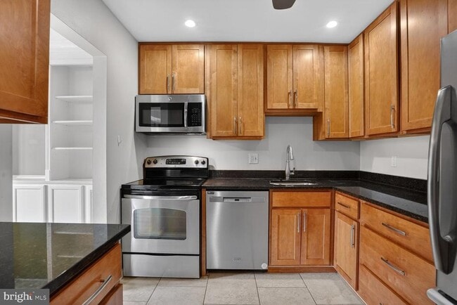 Building Photo - 9702 Kingsbridge Dr Unit 202