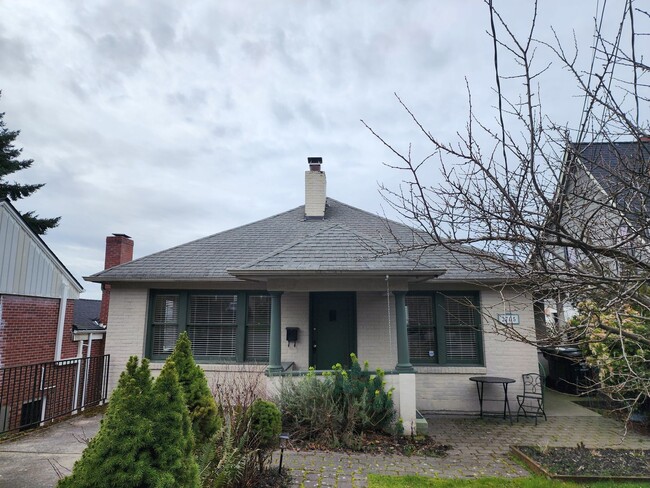 Building Photo - Spacious 3BR/3BA in Sought- After Queen Anne Location