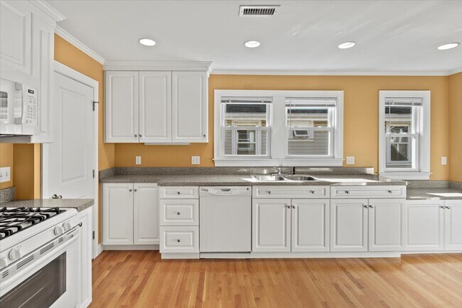 Photo - 46 S Waverly St Unit 2