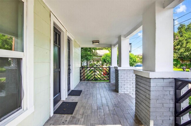 809 E Baker St