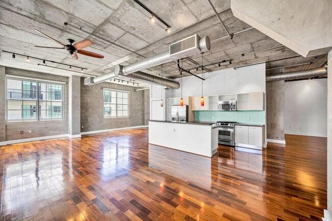 Building Photo - 411 NW 1st Ave Unit 601