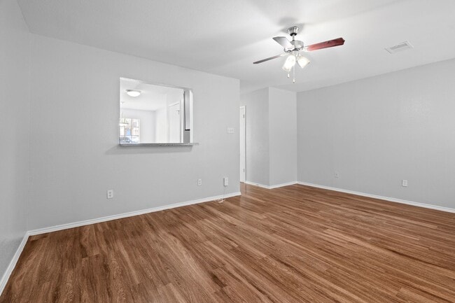 Photo - RIVER CROSSING TOWNHOME - 2BD -2.5BA - GREENBELT VIEW - WASHER/DRYER - RESERVED PARKING