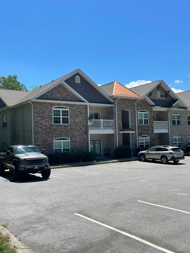 Building Photo - Updated 2BR/2BA Condo with Walk-Out Patio Near Downtown Boone
