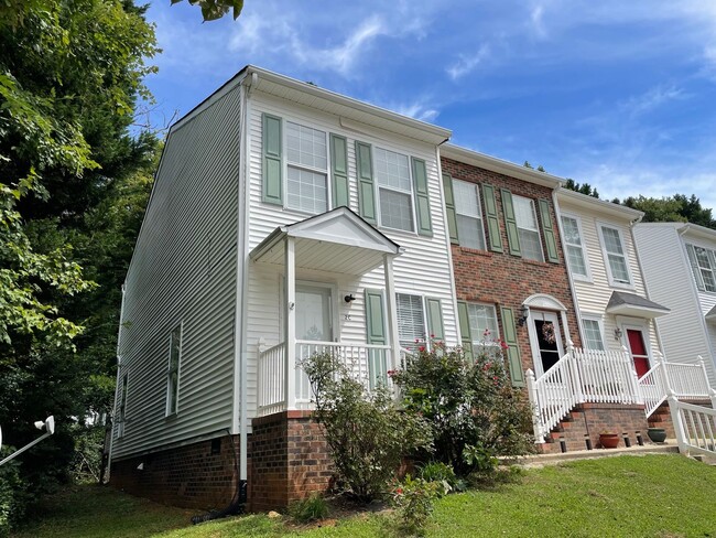 Beautiful 2 bed, 1 full, 2 half bath 2 sto... - Beautiful 2 bed, 1 full, 2 half bath 2 sto... Casa