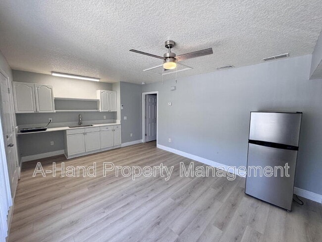 Building Photo - 2623 Fan Palm Dr Unit B