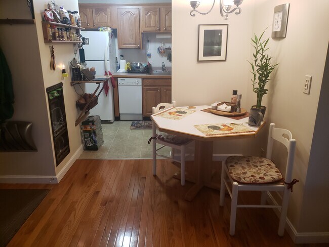 kitchen/eating - 100 Quarry St Unit 10