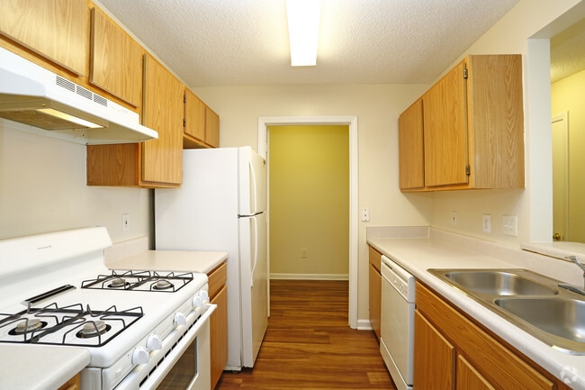 2BR, 2BA - 938sf- Kitchen