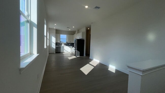 Photo - BRAND NEW Luxury 1-Bed Apartment  in Lake ...