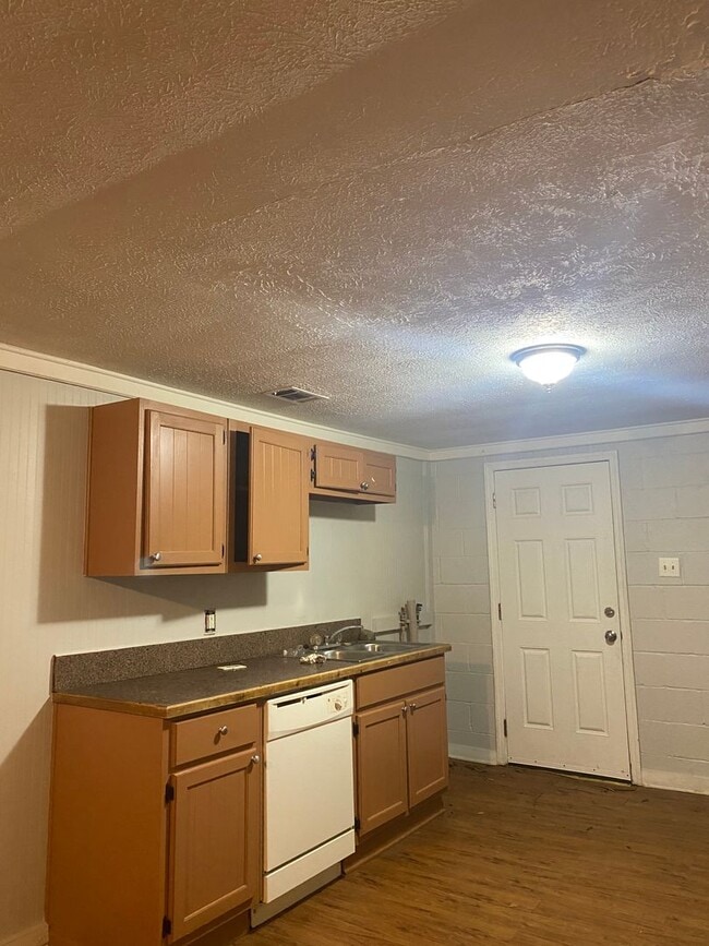 Building Photo - 2 Bedroom Duplex Available Now!