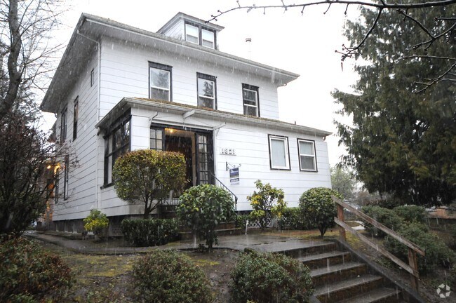 Photo - 17th Ave