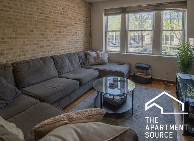 Building Photo - 2043 N Leavitt St Unit 2