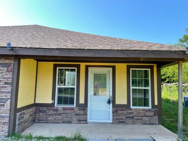 Building Photo - 3 bedroom Duplex by the Lake