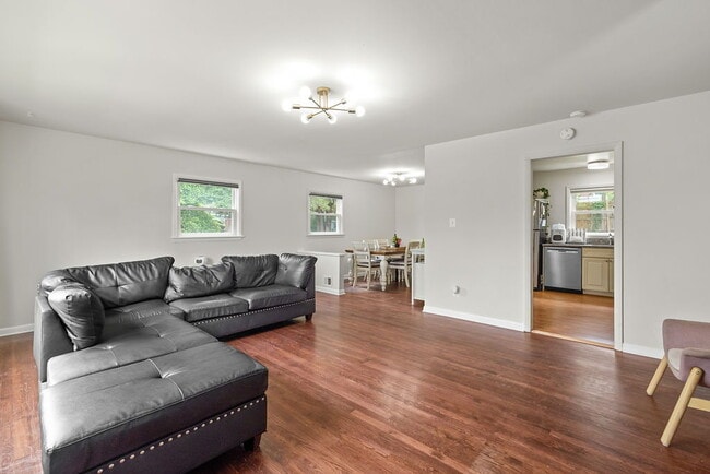 Building Photo - Affordable, Spacious AND Convenient Walk t... Rental