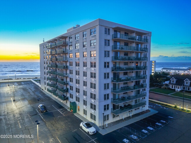 Building Photo - 480 Ocean Ave N Unit 2L