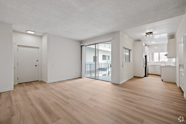 2BD, 2BA - 970SF - Living Room