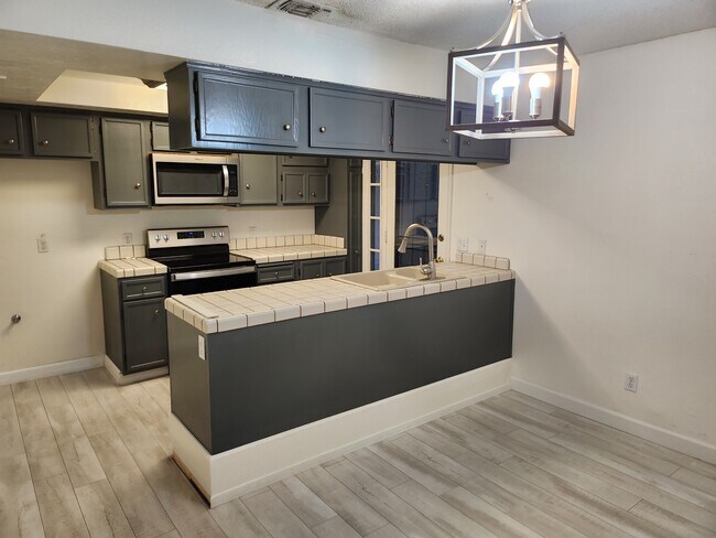 Photo - 539 W Parlier Ave