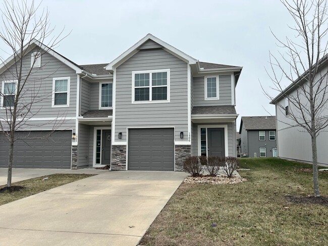 Building Photo - 3 Bed Townhome in Grain Valley