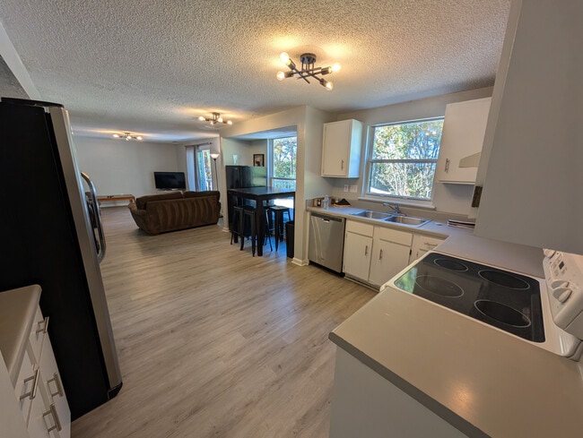 Building Photo - Room in House on Flint Glenn Ln