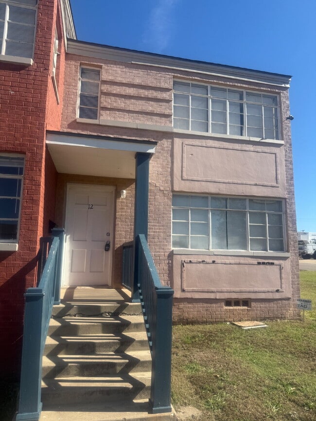 Building Photo - 2-Bedroom Townhome with Wood Floors Unit Apt. 12