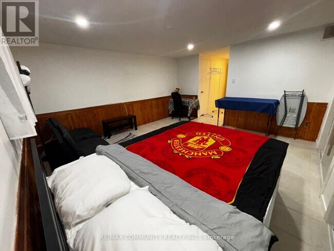 Photo - 537 Steeles Ave W