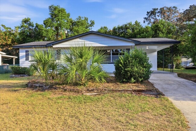 Photo - Charming Florida 2 Bedroom Bungalow with an Additional Bonus/Sunroom, Covered Parking & Patio