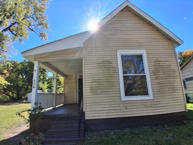 Building Photo - 714 Bryan Ave