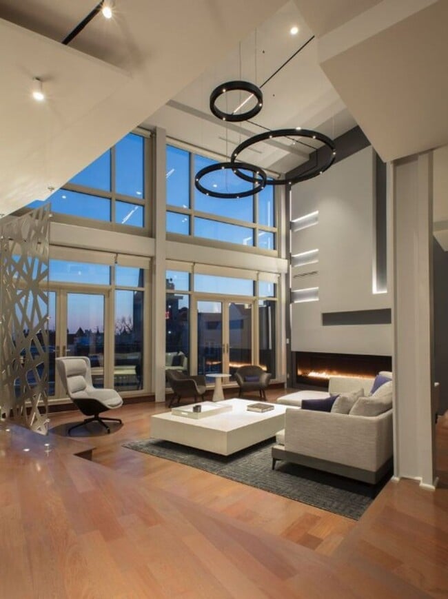 Building Photo - Stunning Views from this Spectacular and Stylish Penthouse in heart of Adams Morgan with PARKING.