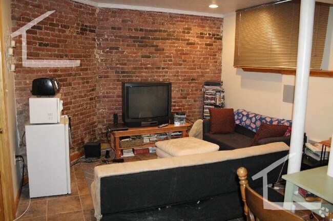 Building Photo - 1689 Beacon St Rental