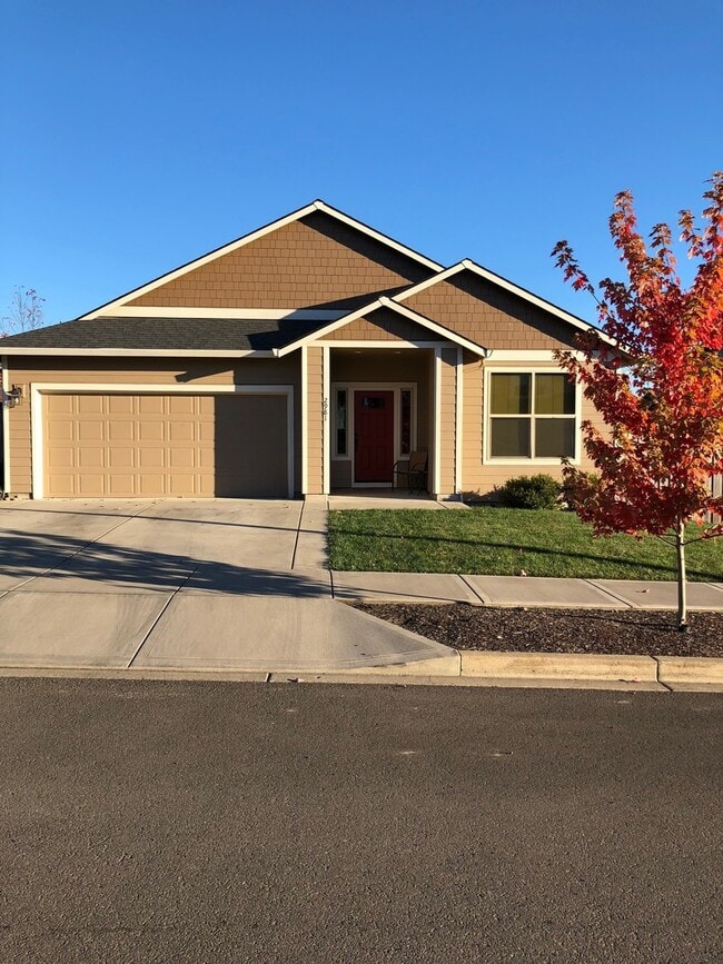 Building Photo - 2981 SW Redmond Hill Rd