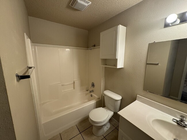 Photo - Quad Located In The Heart of Shopping, Dining & Leisure! Easy Access to West Loop!