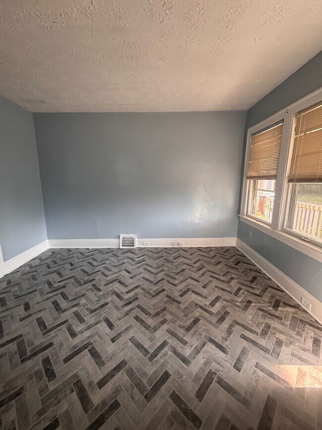 3037 E 121st St Unidad Down Unit