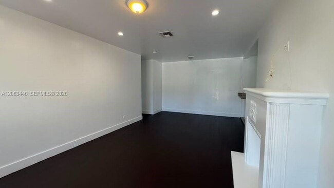 Photo - 670 NE 166th St