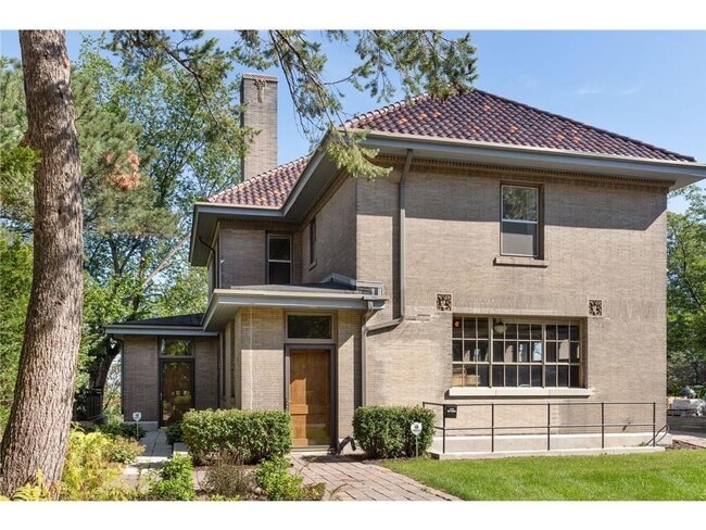 Building Photo - 1720 Mt Curve Ave Rental