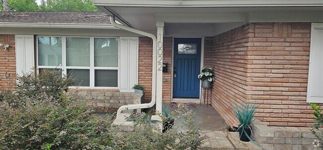 Building Photo - 10022 Cedardale Dr Rental
