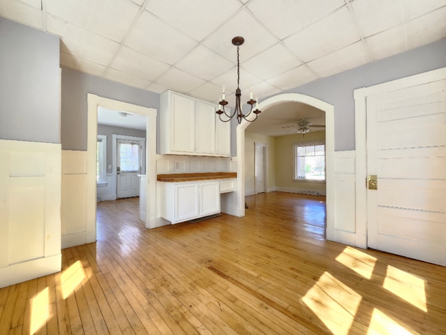 Photo - 387 College Ave