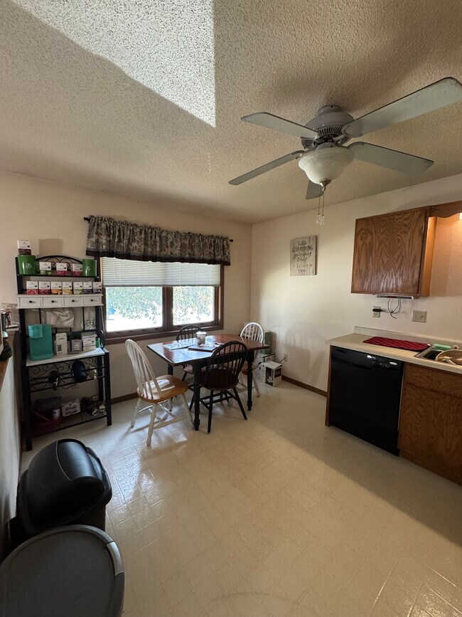 Kitchen - 620 Lynn Dr