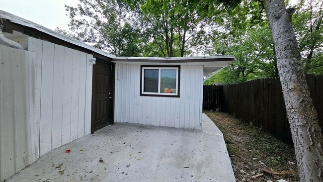 Building Photo - Charming 2/1-Bed/bath Home in Downtown Manor