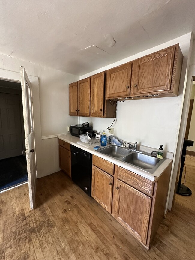 Great 3 bed 1 bath close to campus! Available June 1st
