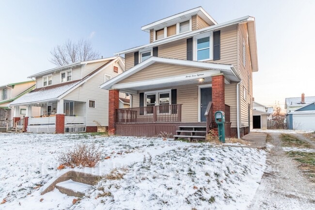 Building Photo - Pristine 3BR Home with 2-Car Garage & Designer Finishes