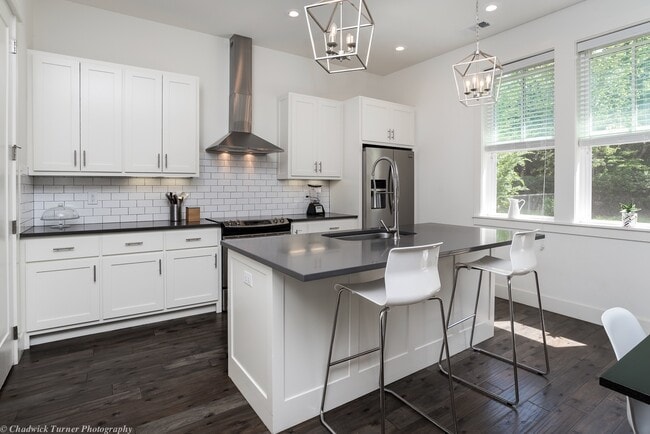 Building Photo - 306 NW H St