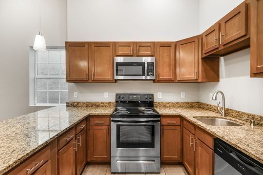 Building Photo - 77 E 7th Ave