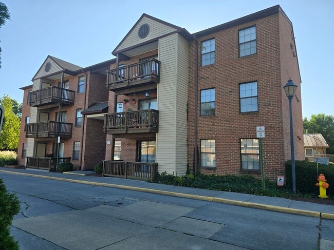Building Photo - 800 Thomas Ct Unit 1-