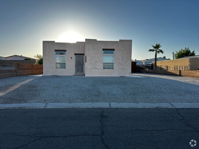 Building Photo - Fully furnished Rental Available Now