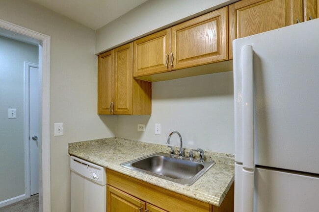 Photo - Monaco Parkway Apartments