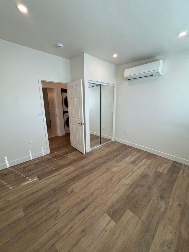 Photo - 263 E 21st St Unidad B