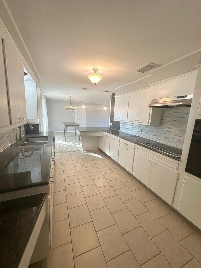 Photo - 3 Bed 2 Bath Ready to Rent ASAP! Fully remodeled bathrooms!