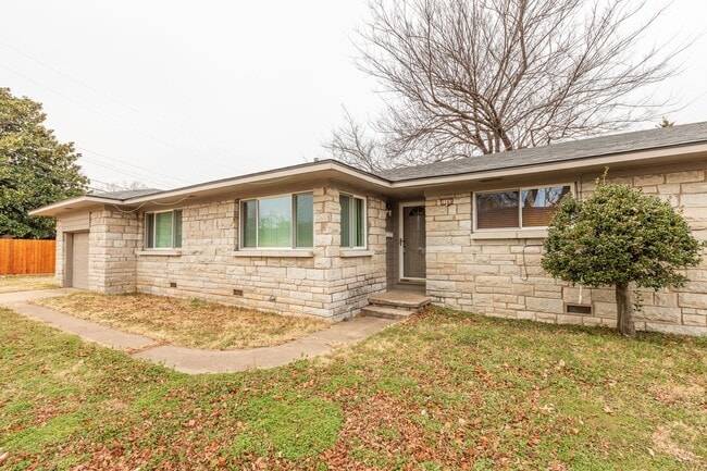 Building Photo - 2 Bed / 1 Bath in Tulsa!