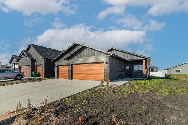 Building Photo - 5846 James Dr W