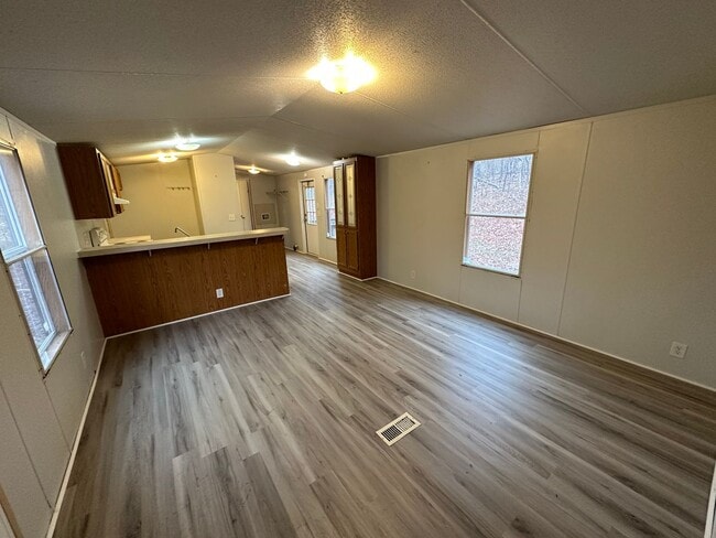 Building Photo - Two bedroom single wide on private lot off Colonial Hwy!